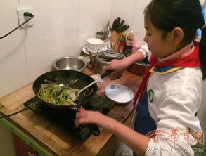 女生独自输液，外卖员暖心蹲下帮摆餐食